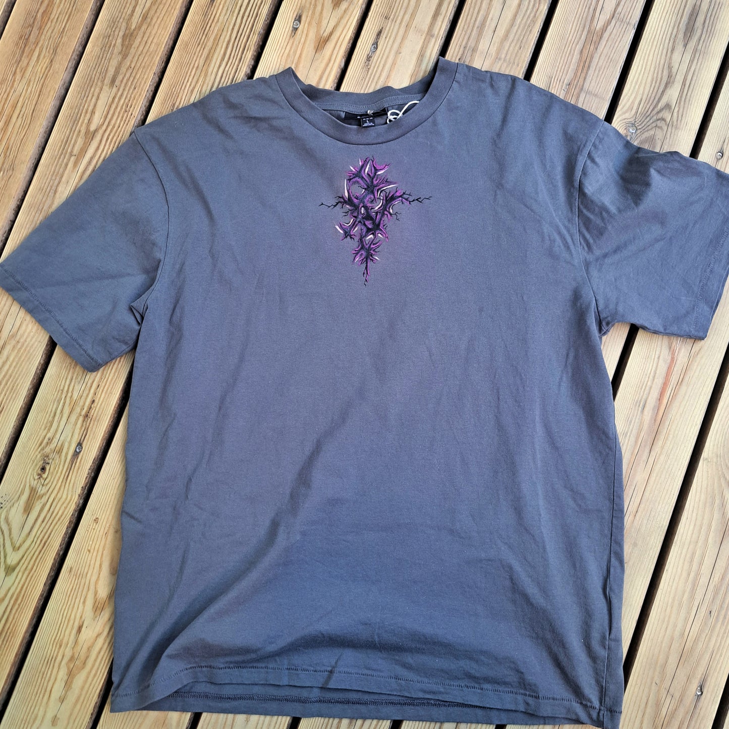 Handmálađur stuttermabolur međ klór og textíl málingu