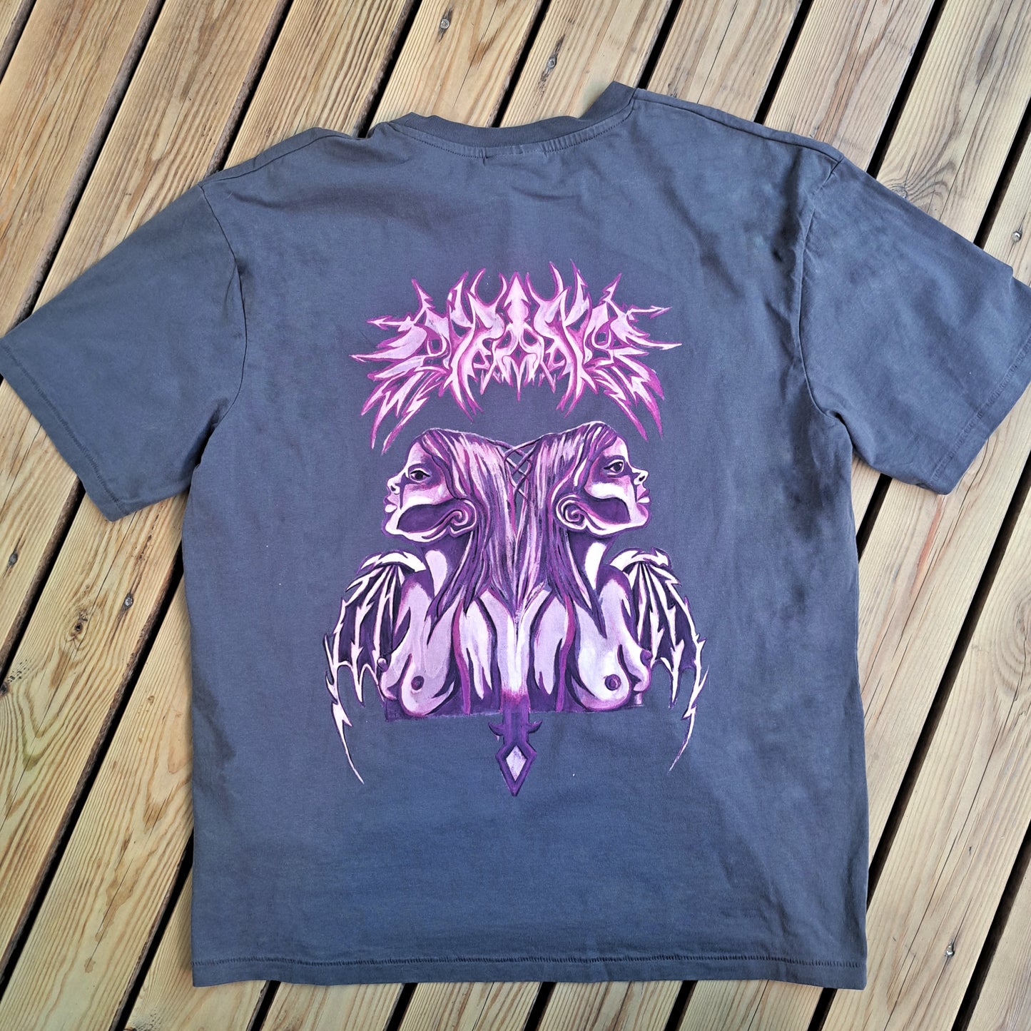 Handmálađur stuttermabolur međ klór og textíl málingu