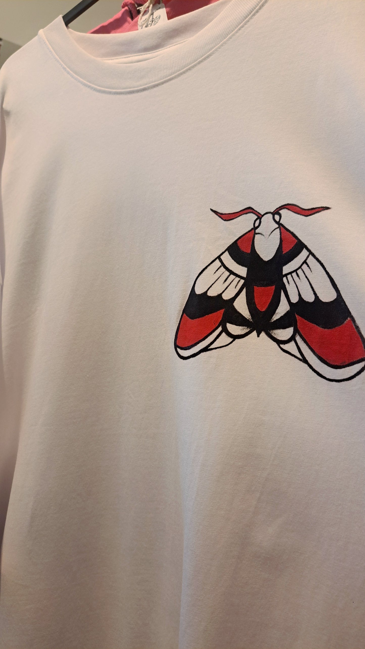 Handmálađur stuttermabolur međ textíl málingu