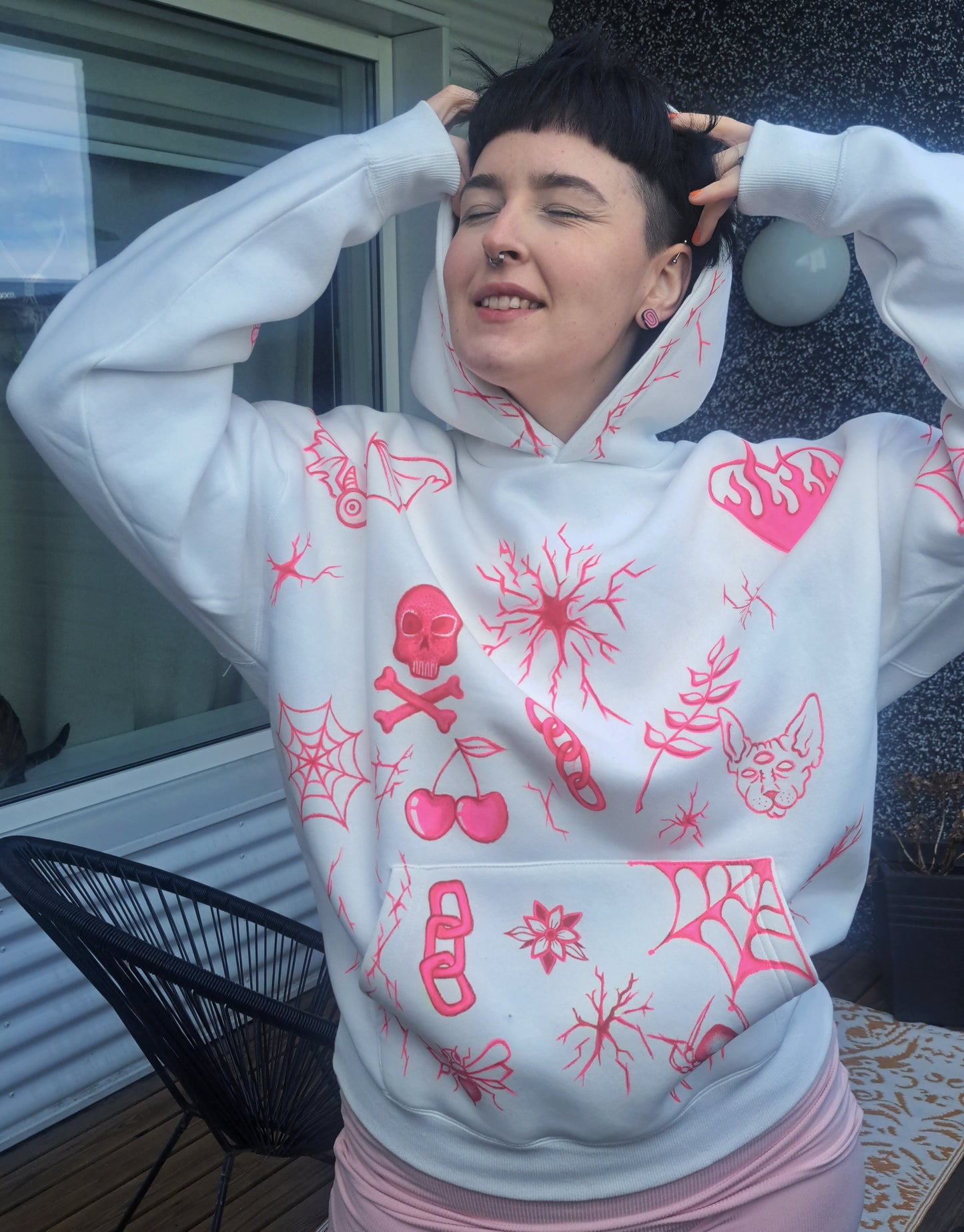 Handmáluđ hvít þykk hettupeysa