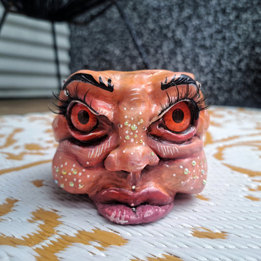 Handgerður Blómapottur með rauð augu