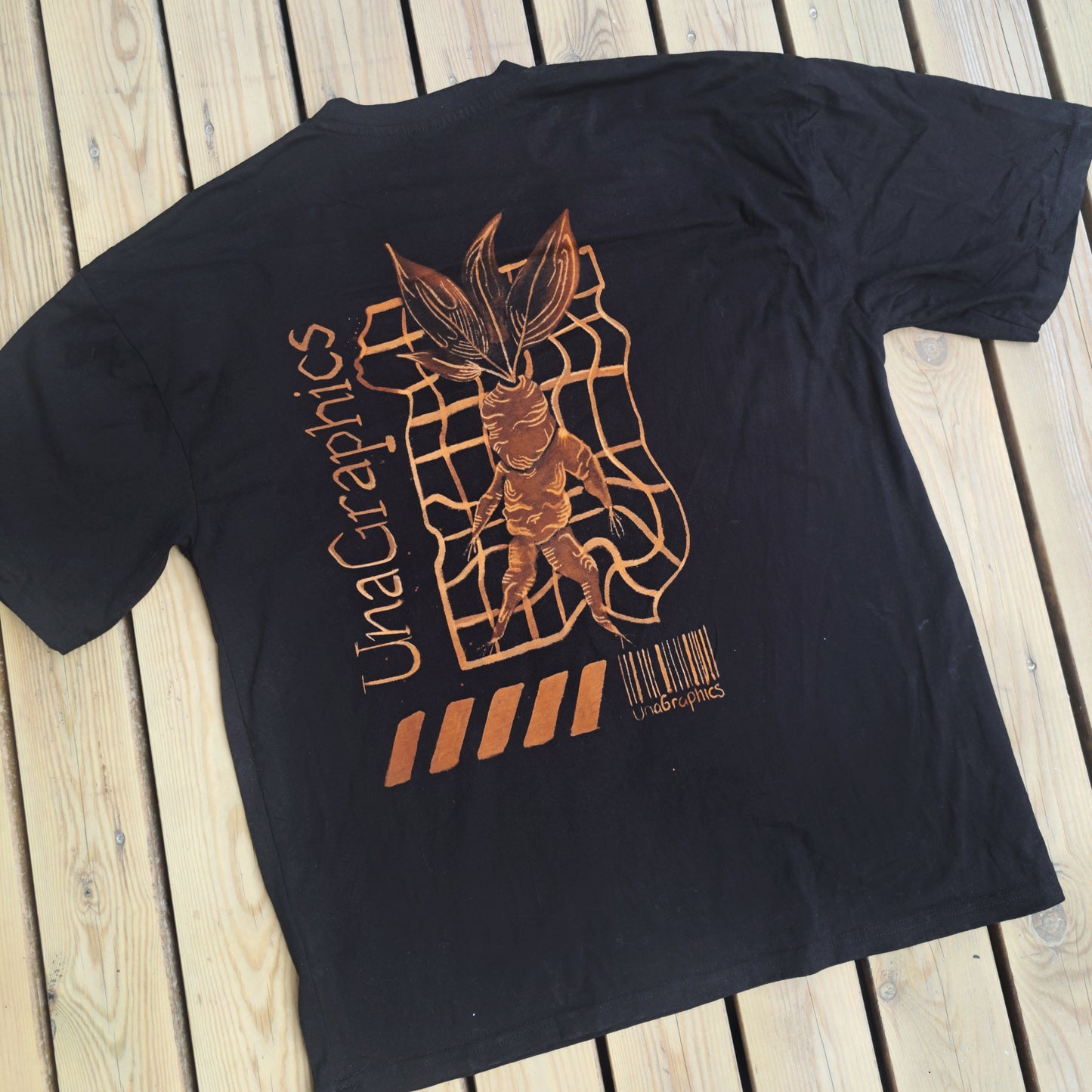 Handmálađur stuttermabolur međ klór