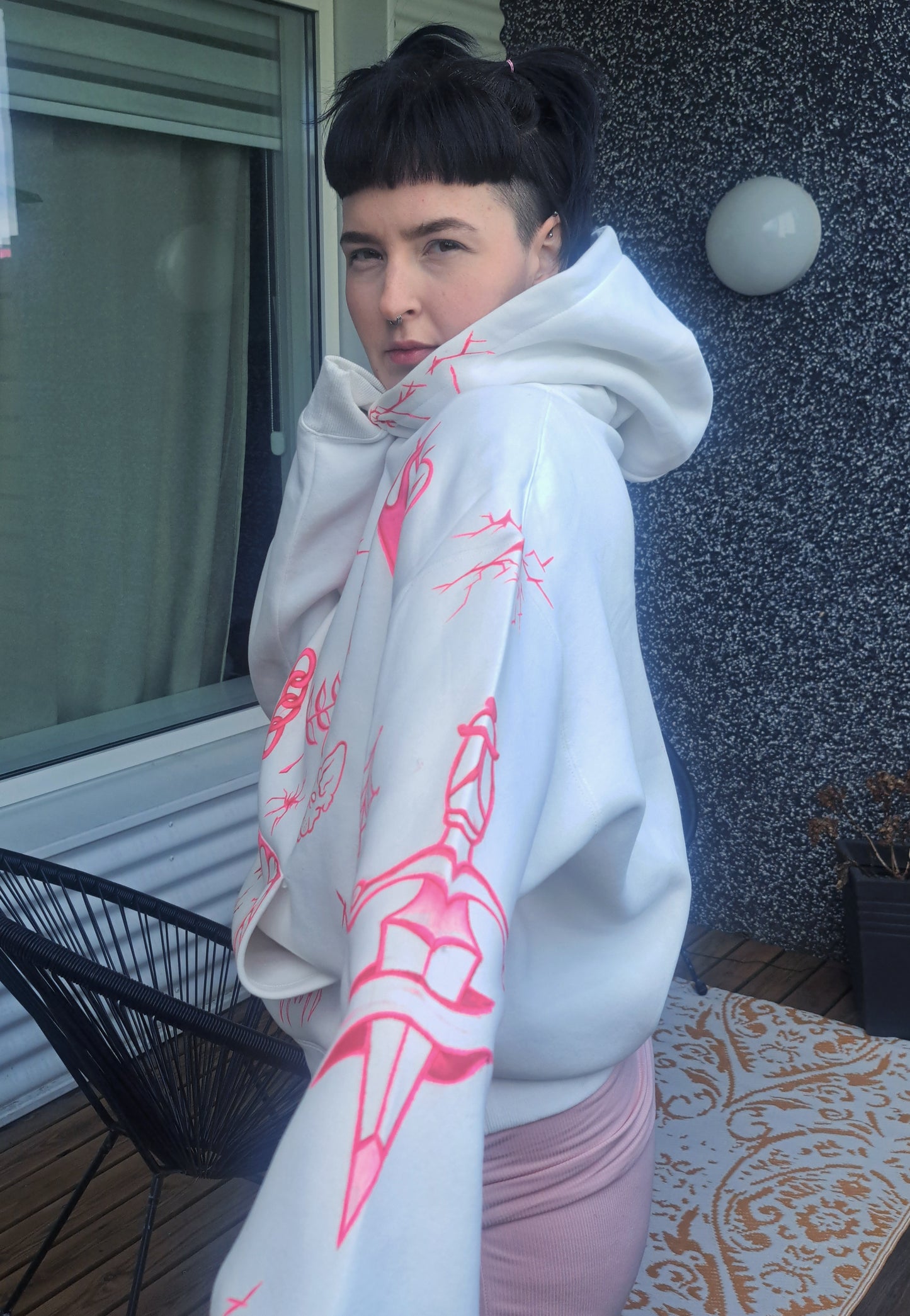 Handmáluđ hvít þykk hettupeysa