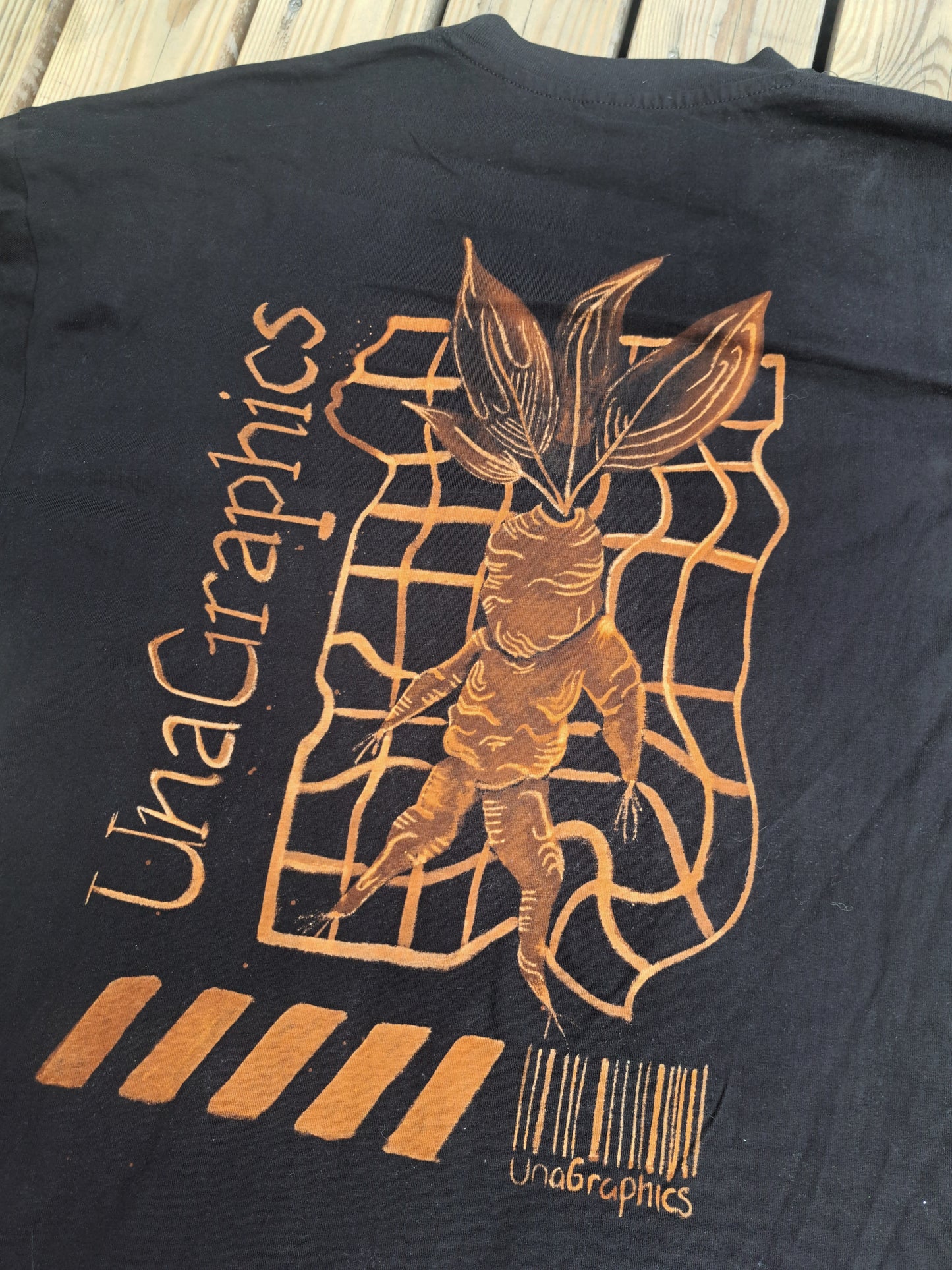 Handmálađur stuttermabolur međ klór