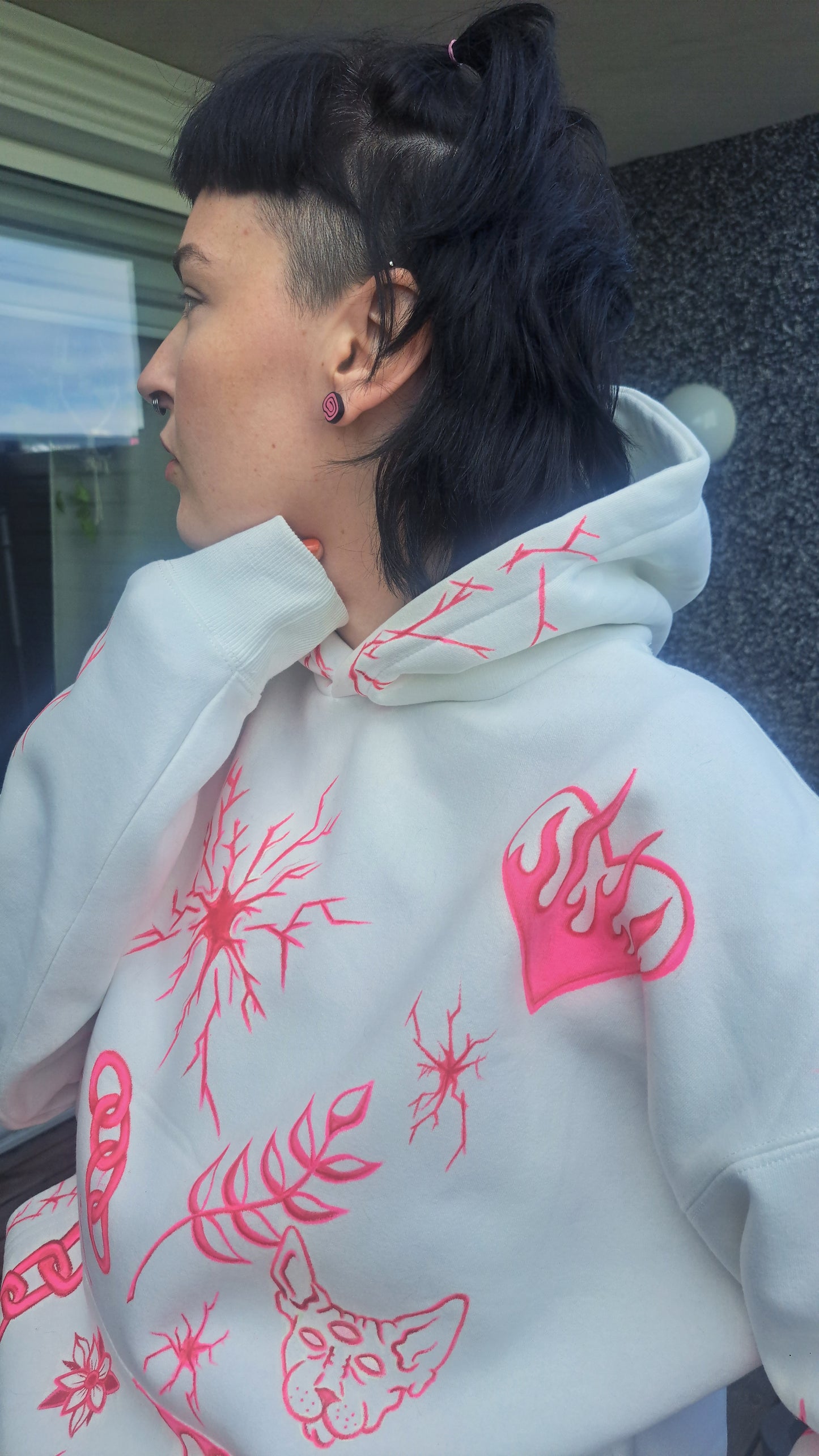 Handmáluđ hvít þykk hettupeysa