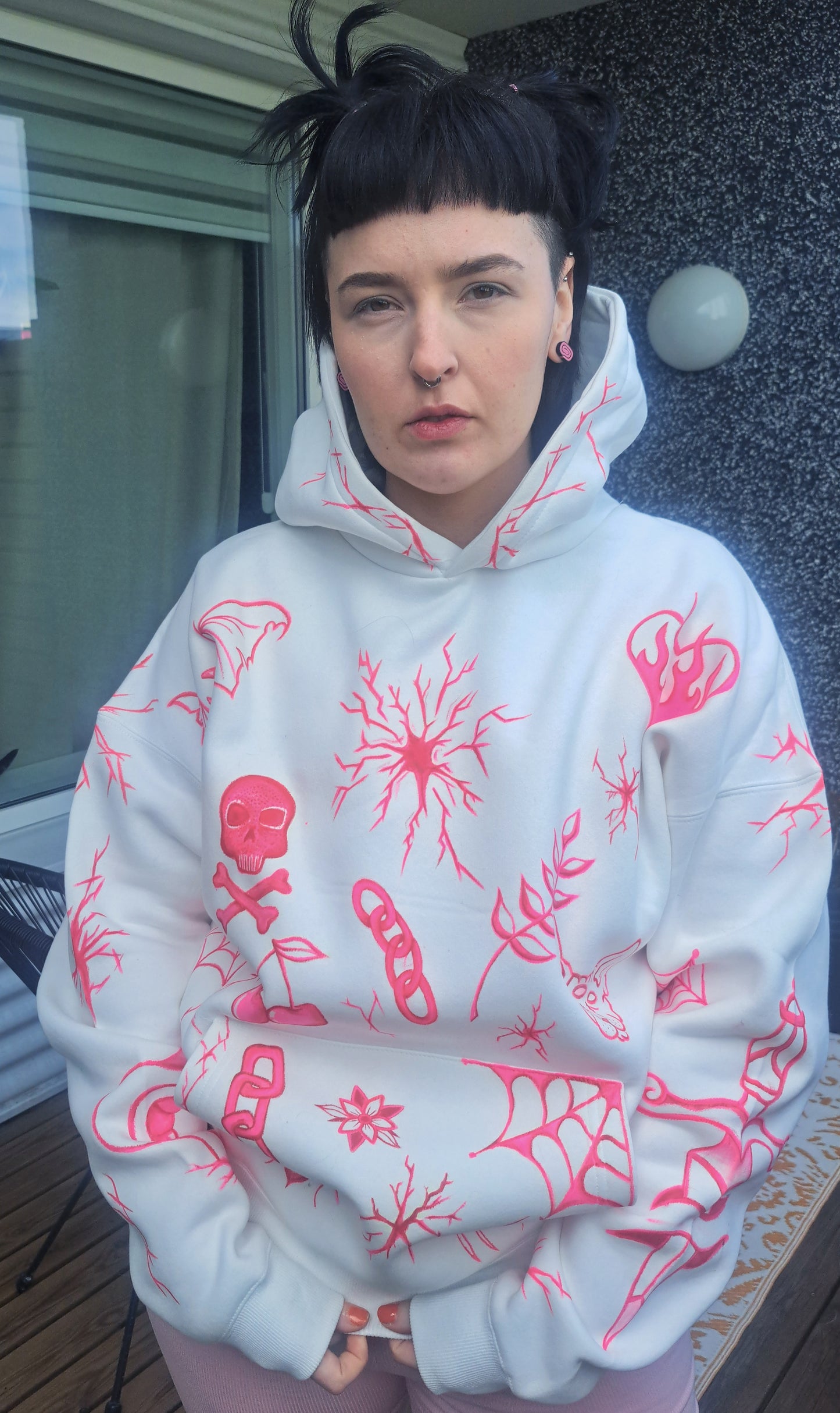 Handmáluđ hvít þykk hettupeysa