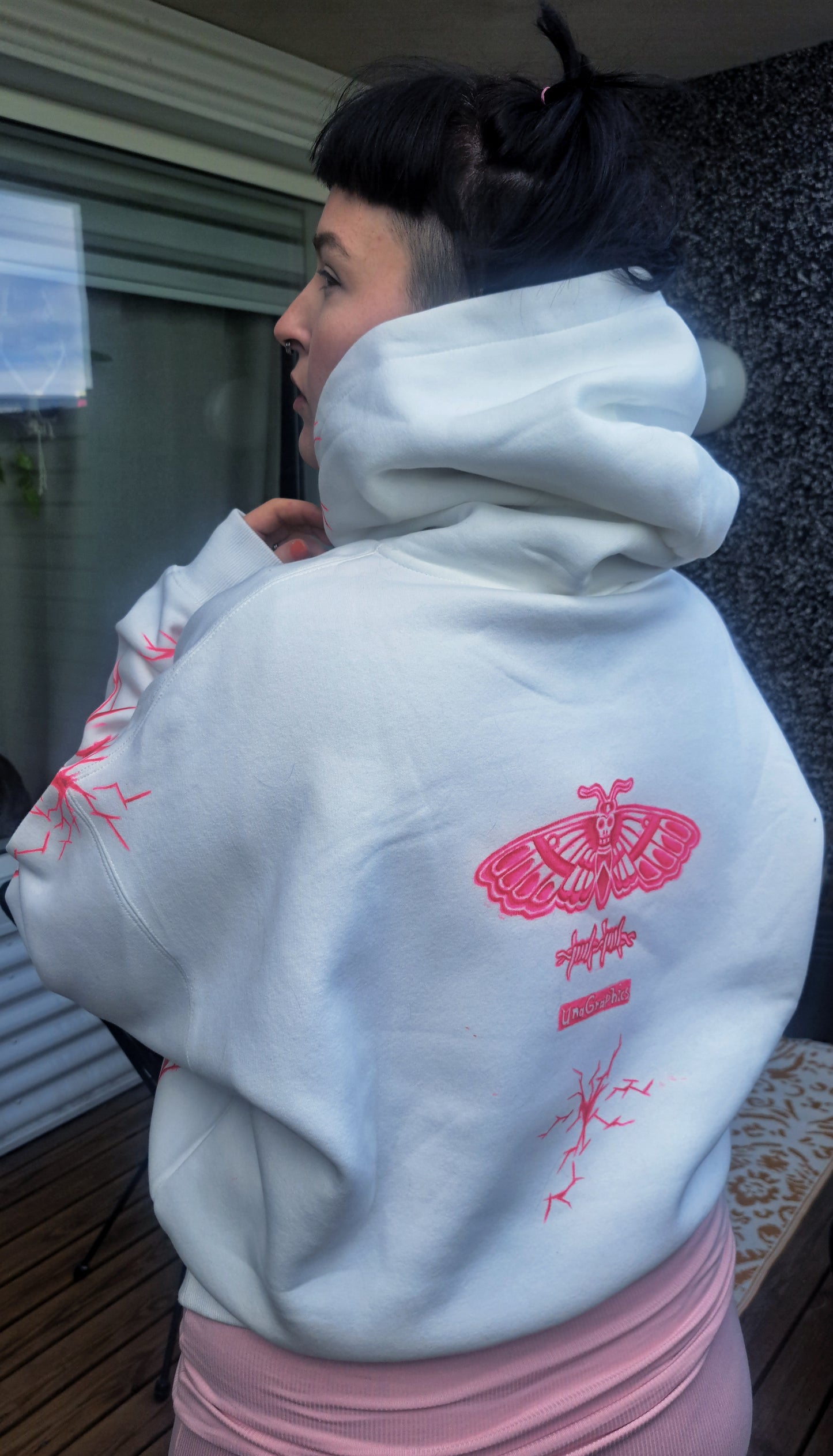 Handmáluđ hvít þykk hettupeysa