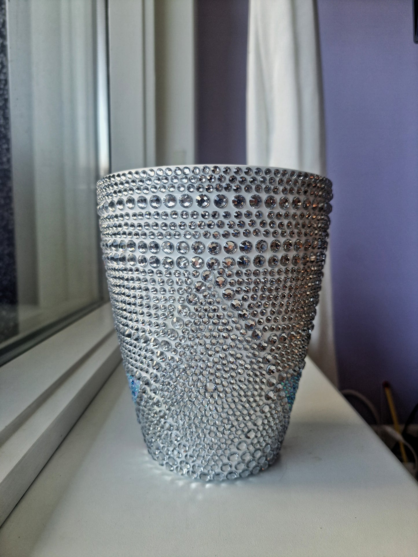 Hand málaður og skreyttur blómapottur