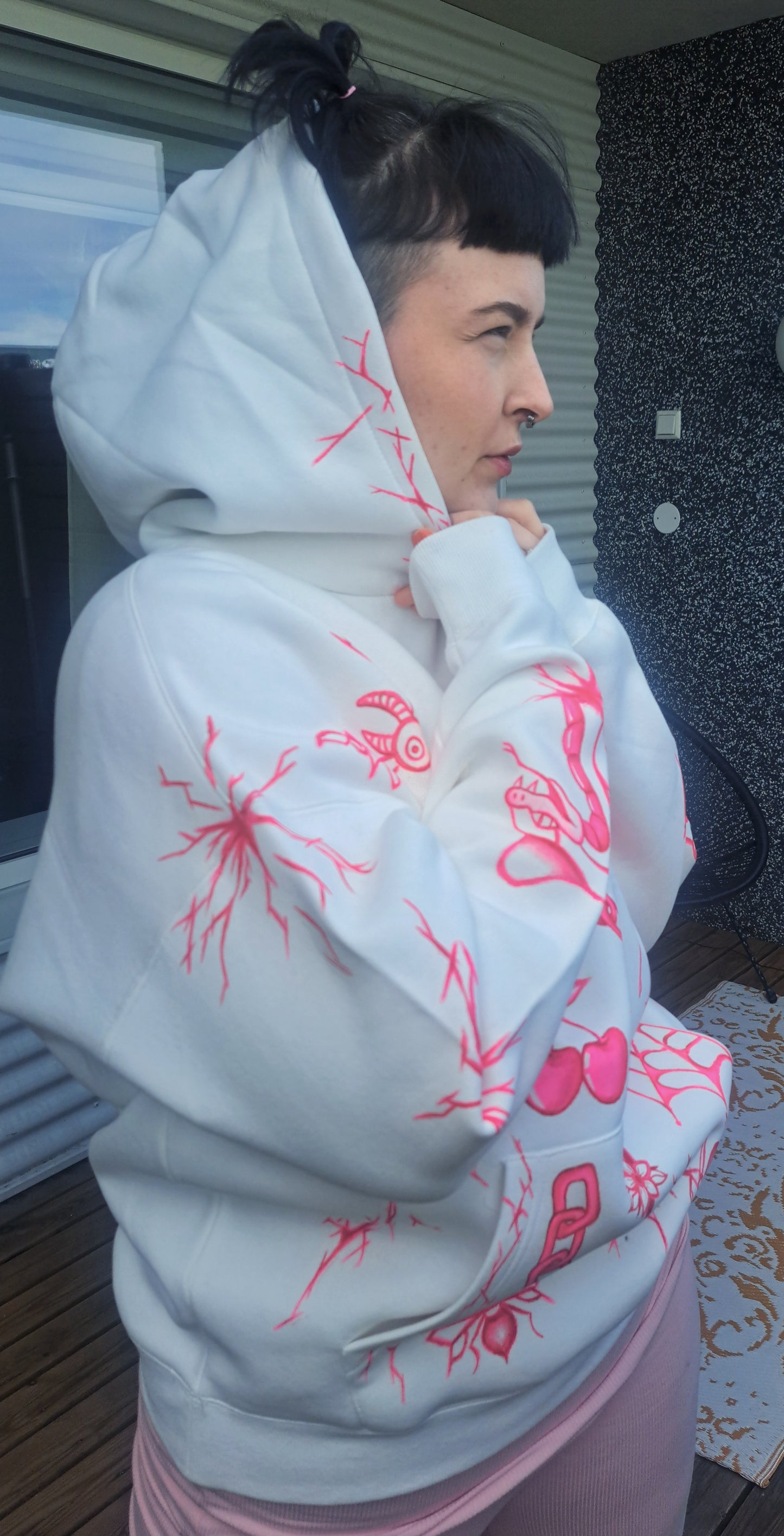 Handmáluđ hvít þykk hettupeysa