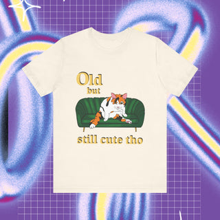 Old but cute unisex stuttermabolur- prent ađ framan