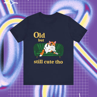 Old but cute unisex stuttermabolur- prent ađ framan